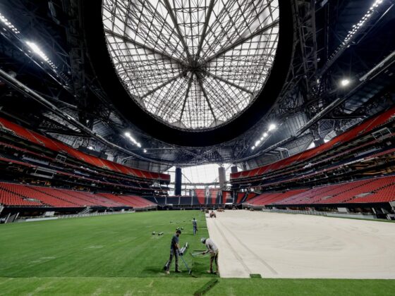 Trabajadores colocan césped natural en el Mercedes-Benz Stadium el pasado día 9 en Atlanta, una de las sedes del Mundial de Clubes. EFE/EPA/ERIK S. LESSER