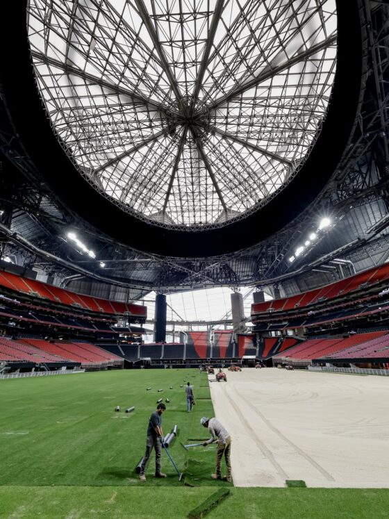 Trabajadores colocan césped natural en el Mercedes-Benz Stadium el pasado día 9 en Atlanta, una de las sedes del Mundial de Clubes. EFE/EPA/ERIK S. LESSER