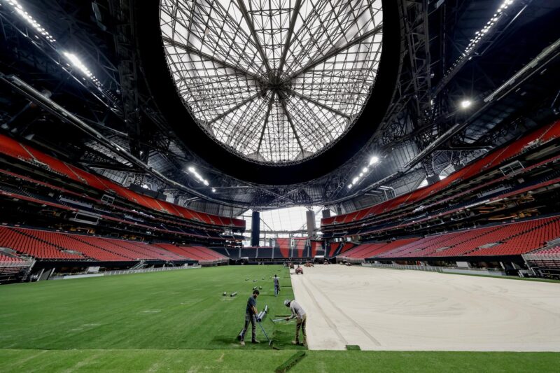 Trabajadores colocan césped natural en el Mercedes-Benz Stadium el pasado día 9 en Atlanta, una de las sedes del Mundial de Clubes. EFE/EPA/ERIK S. LESSER