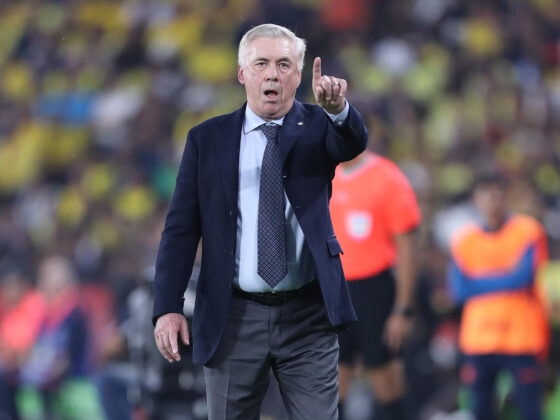 El entrenador de Brasil, Carlo Ancelotti, da instrucciones durante un partido de las eliminatorias sudamericanas para el Mundial de 2026 entre  las selecciones de Ecuador y Brasil en el estadio Monumental Isidro Romero Carbo en Guayaquil (Ecuador). EFE/ José Jacome