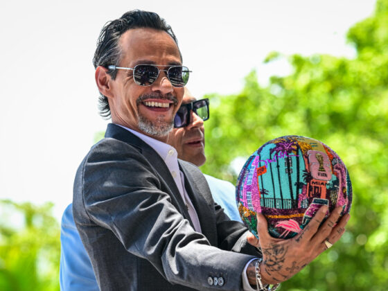 El cantante estadounidense Marc Anthony sostiene el balón realizado por el artista colombiano Mr. Bling, durante el lanzamiento simbólico de la cuenta regresiva oficial para la Copa Mundial de la FIFA 2026, en el exterior del Museo de Arte Pérez, este miércoles en Miami (Estados Unidos). EFE/ Giorgio Viera