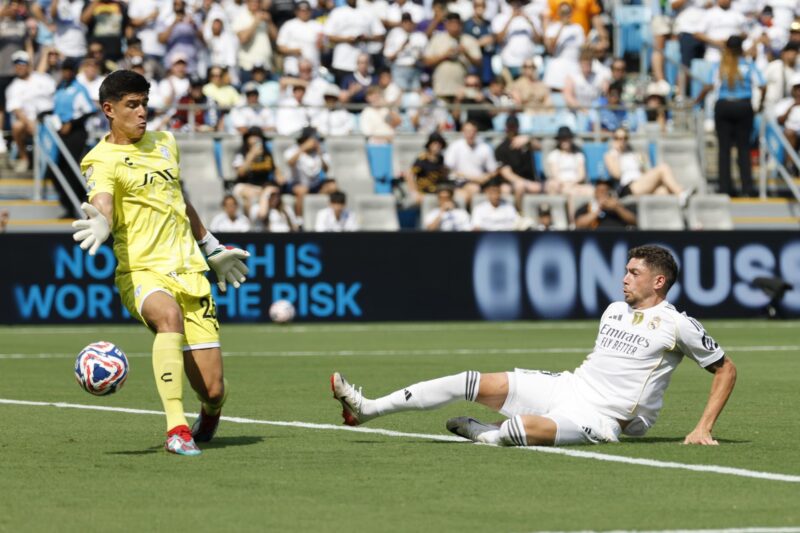 Con uno menos, el Real Madrid vence cómodamente al Pachuca Federico Valverde anota el tercer gol del Real Madrid ante el portero Carlos Moreno, del Pachuca. EFE/EPA/ERIK S. LESSER