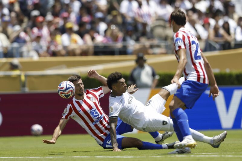 El defensor francés del Atlético de Madrid, Clement Lenglet, frena el avance del delantero de Botafogo Igor Jesus (c) durante el partido de la última jornada de la fase de grupos del Mundial de Clubes jugado este lunes en Pasadena (California). EFE/EPA/CAROLINE BREHMAN