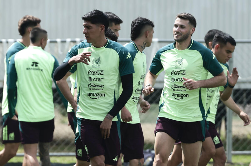 Edson Alvarez (i) y Santiago Gimenez (d) jugadores de la Selección Mexicana de fútbol entrenan este miércoles, en el Centro de Alto Rendimiento de la Federación Mexicana de Fútbol, en Ciudad de México (México). EFE/José Méndez