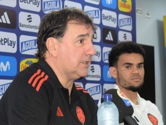 El técnico de la selección Colombia, Néstor Lorenzo, en rueda de prensa en Barranquilla. El argentino reconoció las dificultades que tendrá su equipo por la ausencia de Luis Díaz ante Perú en la fecha 15 de las eliminatorias sudamericanas. EFE/ Hugo Penso