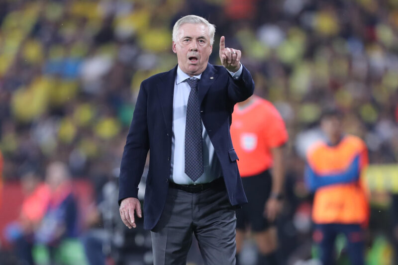 Golpe de realidad: Ancelotti tropieza en su debut con Brasil El entrenador de Brasil, Carlo Ancelotti, da instrucciones durante un partido de las eliminatorias sudamericanas para el Mundial de 2026 entre las selecciones de Ecuador y Brasil en el estadio Monumental Isidro Romero Carbo en Guayaquil (Ecuador). EFE/ José Jacome