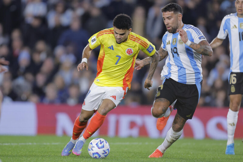Dani Olmo: "Luis Díaz y Nico son dos 'top' mundiales Luis Díaz anotó un golazo para Colombia y fue un dolor de cabeza para la defensa argentina. En la foto, avanza ante la marca de Nicolás Otamendi. EFE/ Juan Ignacio Roncoroni