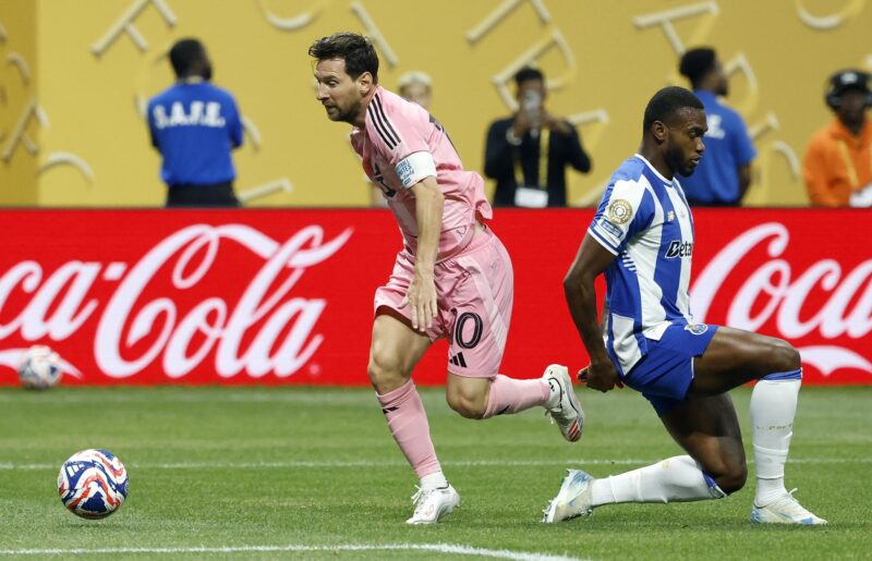 Lionel Messi, del Inter Miami, deja atrás la marca de Otavio, del Oporto, en el partido del Mundial de Clubes en Atlanta. EFE/EPA/ERIK S. LESSER