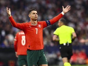 El jugador portugués Cristiano Ronaldo gesticula durante el partido de fútbol de semifinales de la Liga de Naciones de la UEFA entre Alemania y Portugal, en Múnich, Alemania. EFE/EPA/ANNA SZILAGYI