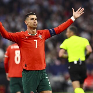 El jugador portugués Cristiano Ronaldo gesticula durante el partido de fútbol de semifinales de la Liga de Naciones de la UEFA entre Alemania y Portugal, en Múnich, Alemania. EFE/EPA/ANNA SZILAGYI