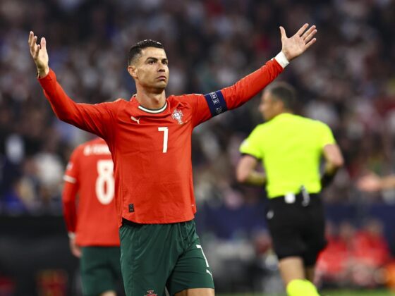 El jugador portugués Cristiano Ronaldo gesticula durante el partido de fútbol de semifinales de la Liga de Naciones de la UEFA entre Alemania y Portugal, en Múnich, Alemania. EFE/EPA/ANNA SZILAGYI