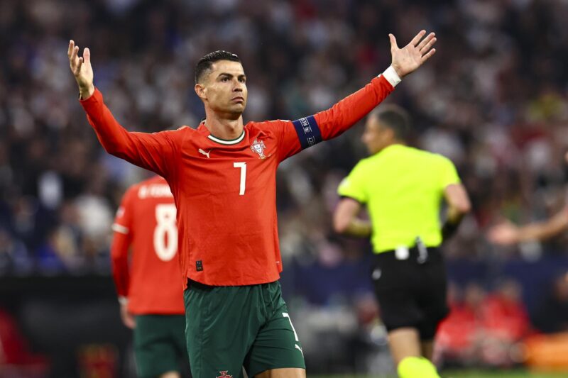 El jugador portugués Cristiano Ronaldo gesticula durante el partido de fútbol de semifinales de la Liga de Naciones de la UEFA entre Alemania y Portugal, en Múnich, Alemania. EFE/EPA/ANNA SZILAGYI