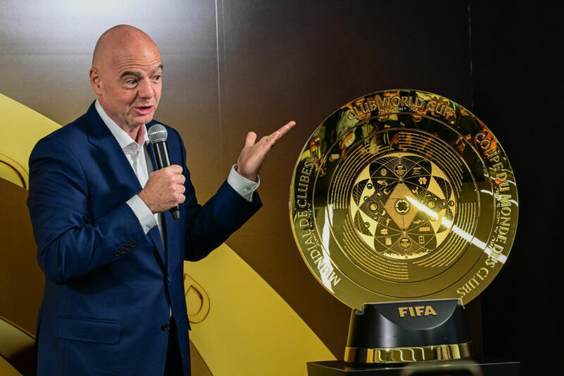 El presidente de la FIFA, Gianni Infantino, habla junto al trofeo del Mundial de Clubes. EFE/Giorgio Viera