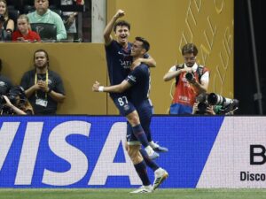 Joao Neves del Paris Saint-Germain (i) celebra junto a su compañero Fabian Ruiz tras anotarle al Inter Miami.. EFE/ERIK S. LESSER