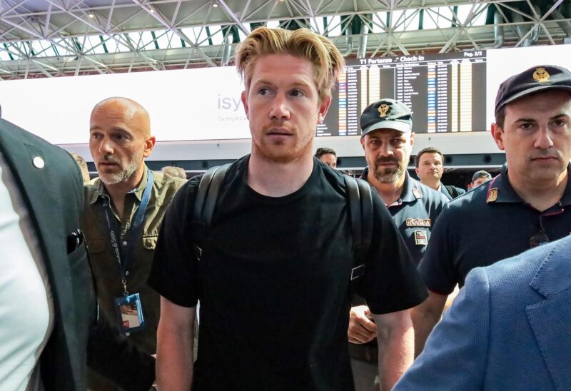 El centrocampista belga Kevin De Bruyne se convirtió este jueves en nuevo jugador del Nápoles, equipo al que llega como agente libre tras finalizar su etapa en el Manchester City. En la imagen, el jugador a su llegada al aeropuerto de Roma. EFE/EPA/TELENEWS