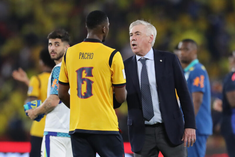 Willian Pacho (i), de Ecuador, saluda al seleccionador de Brasil, Carlo Ancelotti, al finalizar un partido de las eliminatorias sudamericanas para el Mundial de 2026 entre las selecciones de Ecuador y Brasil en el estadio Monumental Isidro Romero Carbo en Guayaquil (Ecuador). EFE/ José Jacome