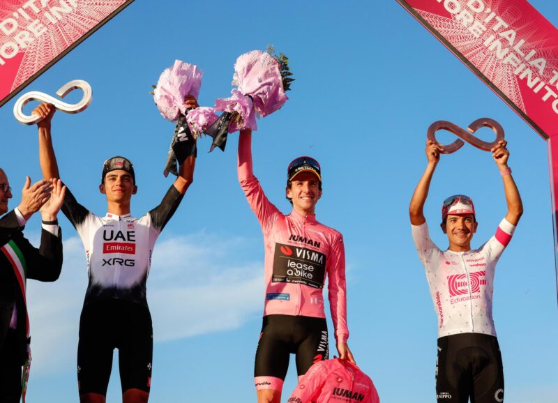 Isaac del Toro gana de nuevo en la Vuelta a Austria El corredor mexicano Isaac del Toro (i) , segundo clasificado, en el podio del Giro junto a Sean Yates (C), campeón, y el italiano Matteo Moschetti, tercero. EFE/EPA/GIUSEPPE LAMI
