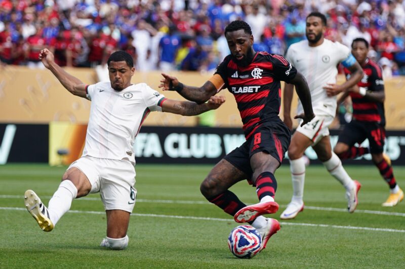 El capitán de Flamengo, Gerson (d) avanza con el balón ante la marca cerrada del defensor del Chelsea Levi Colwill (i) en el partido jugado este viernes en Filadelfia. EFE/EPA/WILL OLIVER