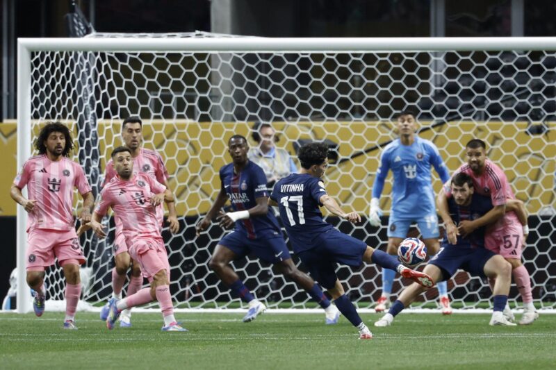 Vitinha del Paris Saint-Germain (c) en acción ante el Inter Miami. EFE/ERIK S. LESSER