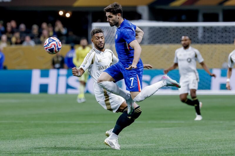 ¡Estadio prácticamente vacío en el Chelsea vs LAFC! El jugador del Chelsea Pedro Neto (d) disputa un balón con Denis Bouanga (i) del LAFC. EFE/ERIK S. LESSER