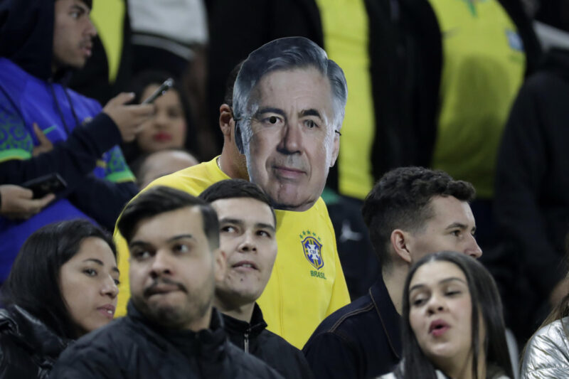 Un aficionado de Brasil lleva puesta una máscara con la imagen del Carlo Ancelotti este martes, en el partido que selló la clasificación anticipada de la Canarinha para el Mundial de 2026.en el estadio Neo Química Arena en Sao Paulo. EFE/ Sebastiao Moreira