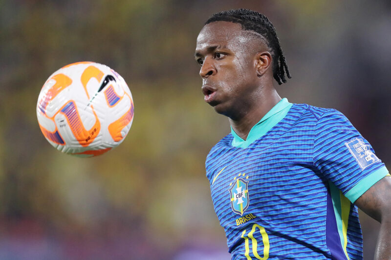 Golpe de realidad: Ancelotti tropieza en su debut con Brasil Vinícius Jr., de Brasil, controla el balón en el estadio Monumental Isidro Romero Carbo en Guayaquil. EFE/ José Jácome