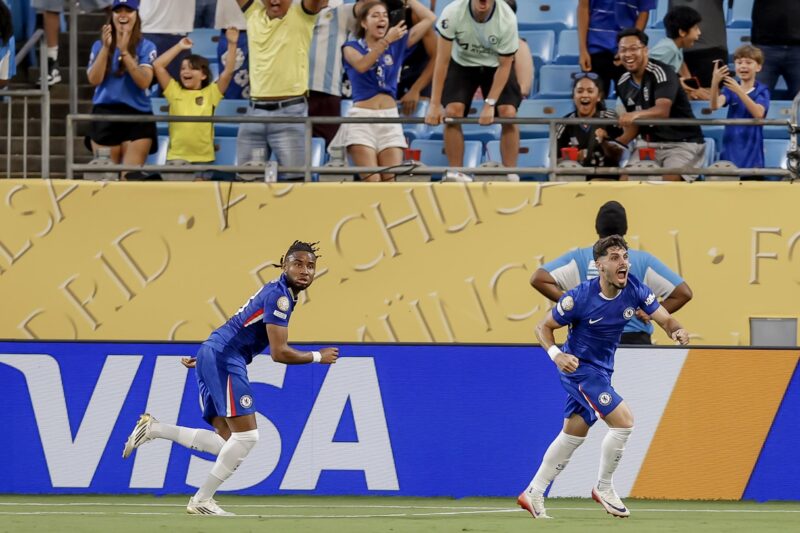 Benfica 1-4 Chelsea: resumen, goles y polémica por suspensión de 2hrs Christopher Nkunku (i) y Pedro Neto marcaron goles en el triunfo del Chelsea por 1-4 ante el Benfica en el Mundial de Clubes. EFE/EPA/BRIAN WESTERHOLT