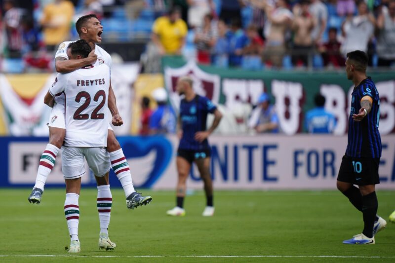 Fluminense elimina al Inter y avanza a cuartos del Mundial de Clubes Juan Freytes (i) y Thiago Silva (c) de Fluminense celebran la victoria ante el Inter de Milán. EFE/JACOB KUPFERMAN
