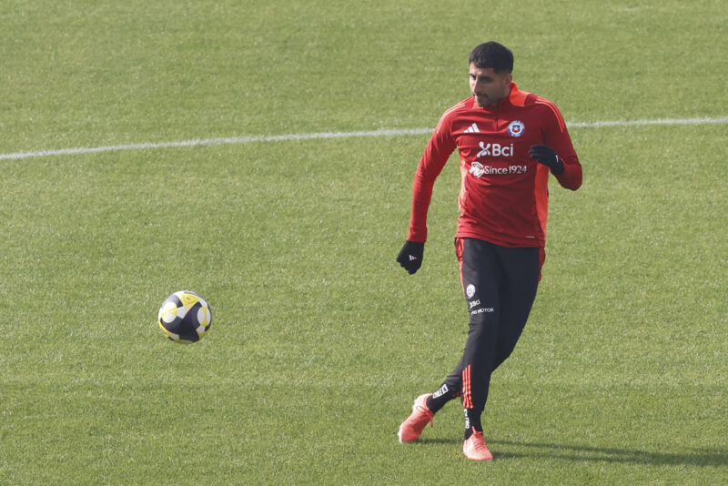 El jugador de la selección chilena de fútbol Guillermo Maripán participa en un entrenamiento. EFE/ Elvis González