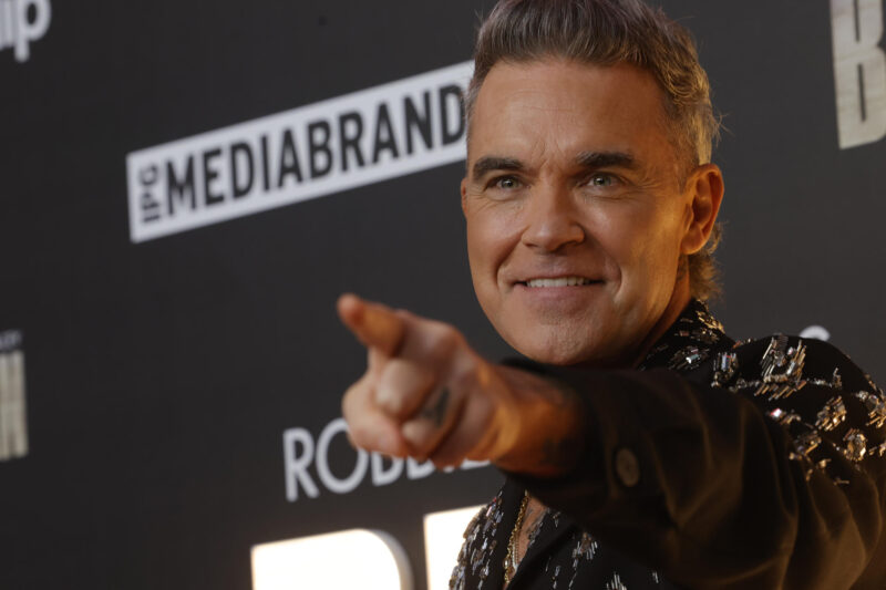 El intérprete y compositor británico Robbie Williams, embajador de la música de la FIFA. EFE/Zipi Aragón