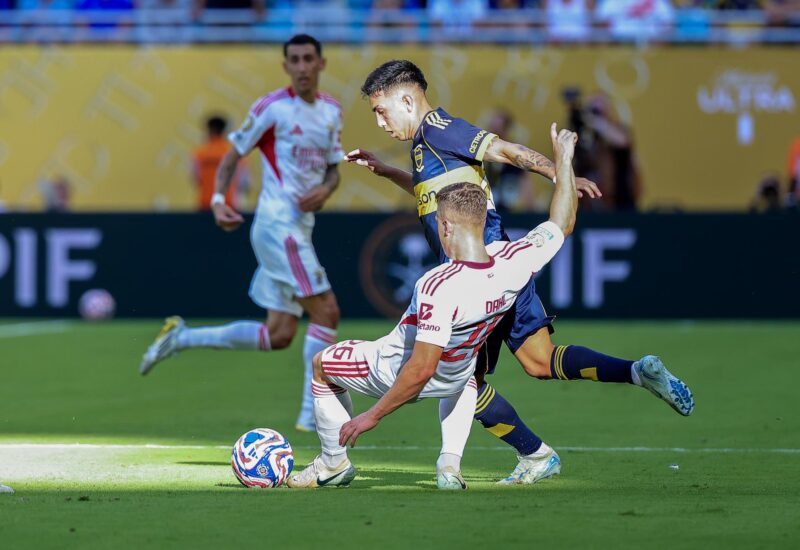 El lateral izquierdo de Benfica Samuel Dahl (d) busca neutralizar al extremo de Boca Juniors Alan Velasco durante el partido que ambos equipos igualaron este lunes 2-2 en el Hard Rock Stadium de Miami. (Florida). EFE/EPA/CRISTOBAL HERRERA-ULASHKEVICH