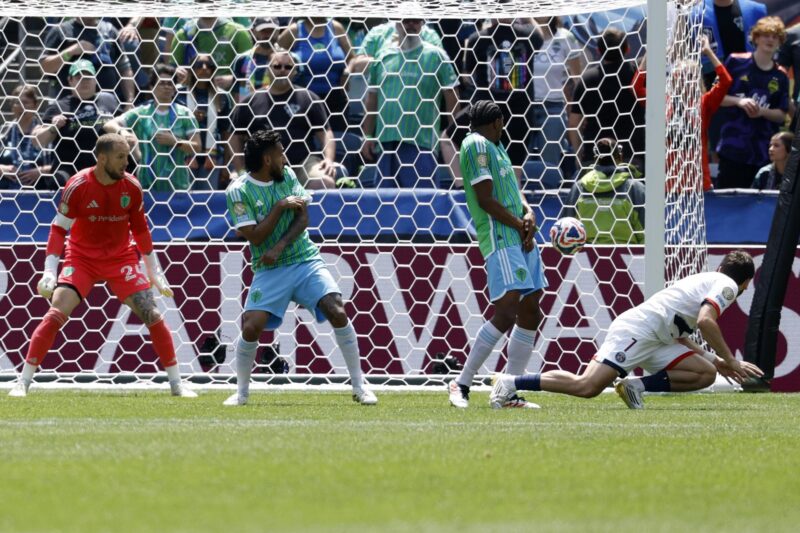 PSG vence al Seattle Sounders y avanza como líder a octavos Khvicha Kvaratskhelia (d), del Paris Saint-Germain, anota el 0-1 de su equipo ante el Seattle Sounders y el número 100 en el Mundial de Clubes. EFE/EPA/JOHN G. MABANGLO