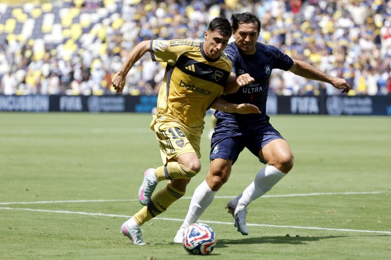 América busca reforzarse con un delantero de Boca Juniors Miguel Merentiel, de Boca Juniors, avanza ante la marca de Nikko Boxall (d), de Auckland. EFE/Juan Ignacio Roncoroni
