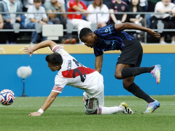 Denzel Dumfries (d) del Inter Milán en acción contra Marcos Acuna (i) de River Plate durante el partido del Mundial de Clubes de la FIFA 2025 entre Inter Milán y River Plate en Seattle, Washington, EE. UU. EFE/EPA/JOHN G. MABANGLO