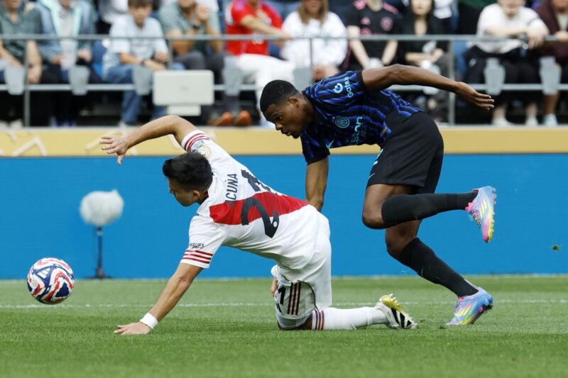 Denzel Dumfries (d) del Inter Milán en acción contra Marcos Acuna (i) de River Plate durante el partido del Mundial de Clubes de la FIFA 2025 entre Inter Milán y River Plate en Seattle, Washington, EE. UU. EFE/EPA/JOHN G. MABANGLO