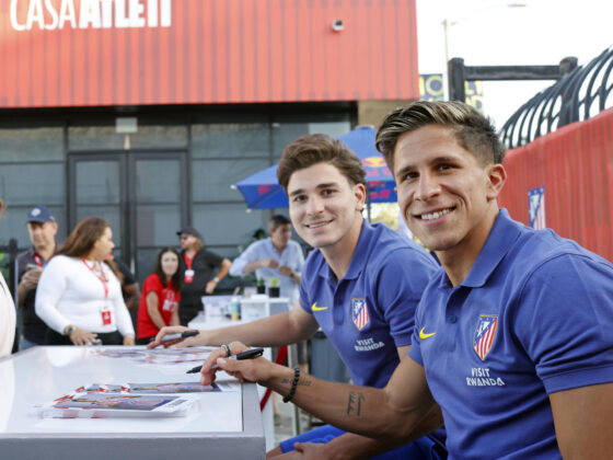 Los jugadores del Atlético de Madrid Giuliano Simeone (d) y Julián Álvarez durante un encuentro con aficionados en Casa Atleti, Hollywood, dentro de las actividades del club en el Mundial de Clubes. EFE/ AtléticodeMadrid SOLO USO EDITORIAL/SOLO DISPONIBLE PARA ILUSTRAR LA NOTICIA QUE ACOMPAÑA (CRÉDITO OBLIGATORIO)