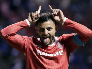 Alexis Vega del Toluca celebra un gol en el estadio Cuauhtémoc de Puebla (México). Fotografía de archivo.EFE/ Hilda Ríos