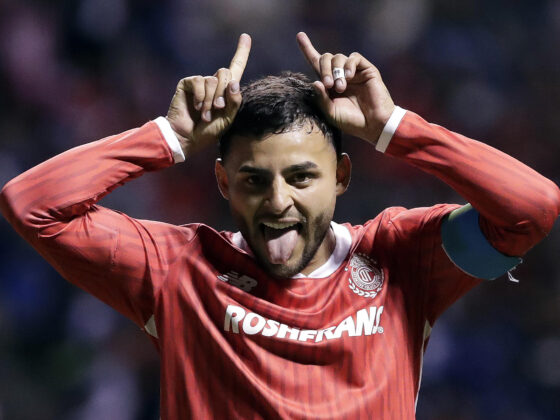 Alexis Vega del Toluca celebra un gol en el estadio Cuauhtémoc de Puebla (México). Fotografía de archivo.EFE/ Hilda Ríos