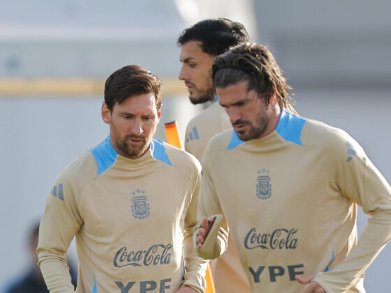Los jugadores de la selección argentina Lionel Messi (i) y Rodrigo De Paul (d) participan de un entrenamiento. EFE/ Juan Ignacio Roncoroni