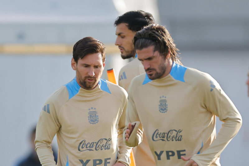 Los jugadores de la selección argentina Lionel Messi (i) y Rodrigo De Paul (d) participan de un entrenamiento. EFE/ Juan Ignacio Roncoroni