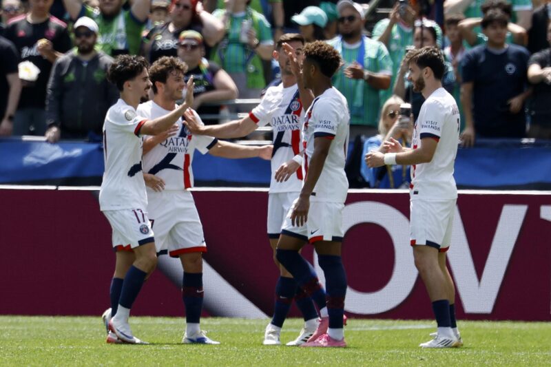 Khvicha Kvaratskhelia celebra con sus compañeros del Paris Saint-Germain. EFE/EPA/JOHN G. MABANGLO
