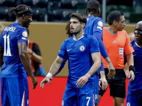 El jugador del Chelsea Pedro Neto (c) celebra junto a su compañero Noni Madueke (i) luego de anotar contra el LAFC. EFE/ERIK S. LESSER