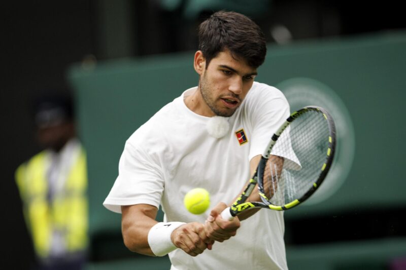 Unanimo Breves: Duelos de poder en Mundial de Clubes, Alcaráz escena Carlos Alcaraz entrena en Wimbledon este jueves.EFE/EPA/TOLGA AKMEN