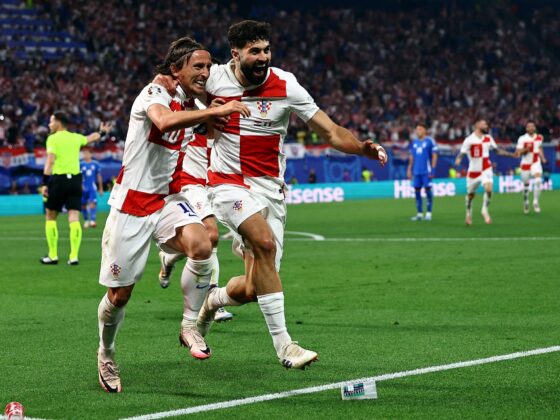 El medio croata Luka Modric celebra un gol con Josko Gvardiol en foto de archivo de FILIP SINGER. EFe