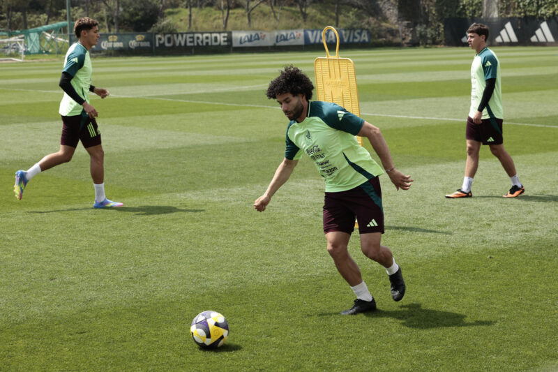 Imagen de archivo del jugador de la selección mexicana César Huerta. EFE/José Méndez
