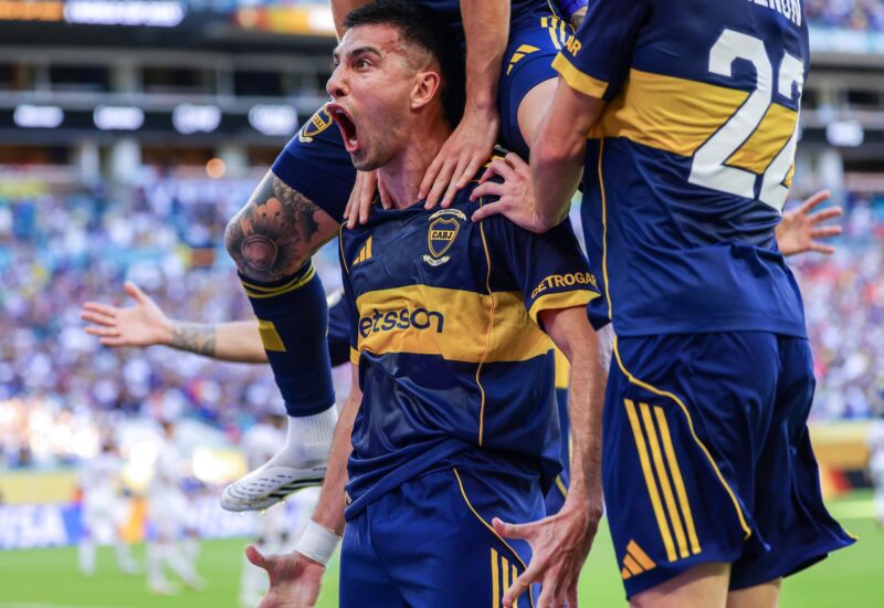 El defensor de Boca Juniors Rodrigo Battaglia celebra el gol que anotó a Benfica en el comienzo del partido del Mundial de Clubes que ambos equipos igualaron este lunes 2-2 en el Hard Rock Stadium de Miami (Florida). EFE/EPA/CRISTOBAL HERRERA-ULASHKEVICH