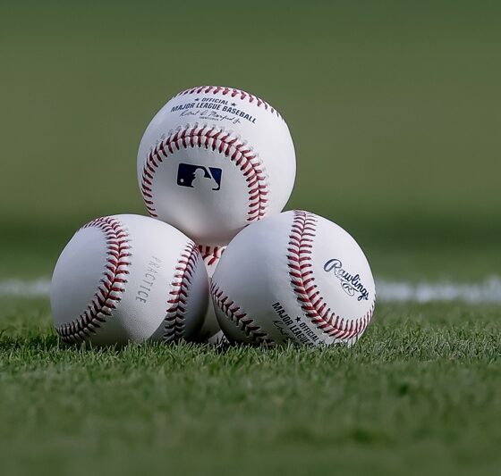 ATLANTA (United States), 19/07/2025.- Practice balls sit on the field ahead of an MLB baseball game between the New York Yankees and the Atlanta Braves in Atlanta, Georgia, USA, 18 July 2025. (Nueva York) EFE/EPA/ERIK S. LESSER