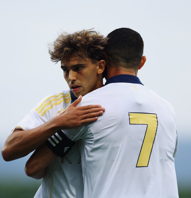 Cristiano Ronaldo y Joao Félix en el partido de pretemporada del Al Nassr ante Toulusse. | Foto tomada de X de @AlNassr