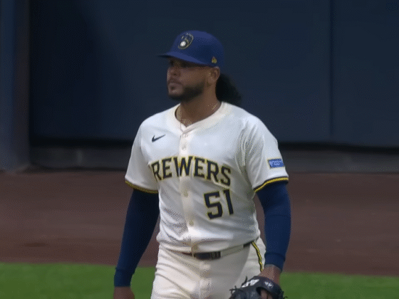 Con Freddy Peralta, Brewers llevaron a los Dodgers a morder el polvo