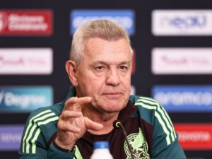 Javier Aguirre celebra el título de la Copa Oro bailando con su equipo